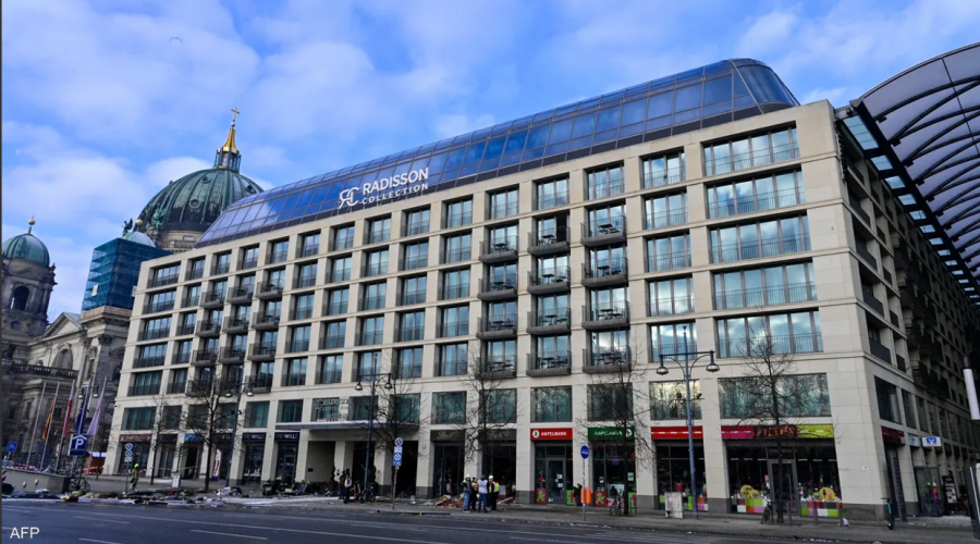 بالفيديو انفجار أكبر حوض أسماك في العالم 